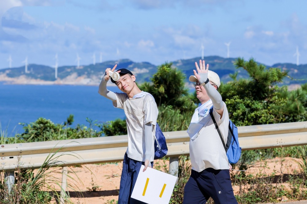徒步者山海间穿行，茶香与海风相伴