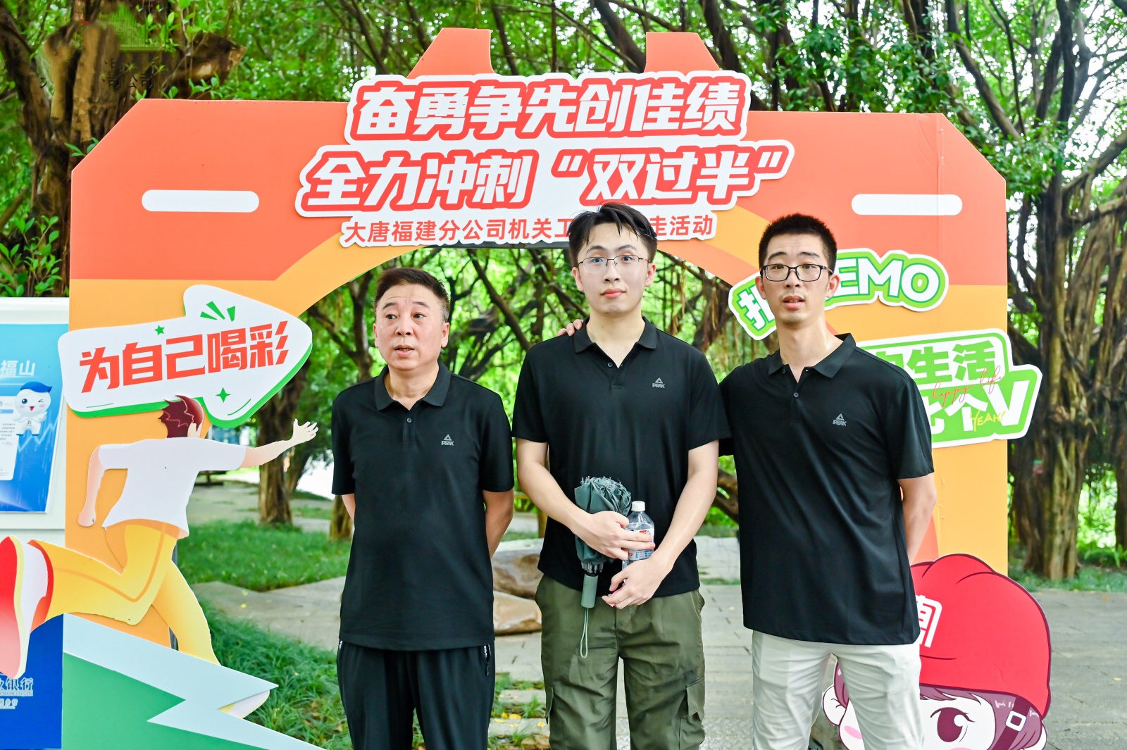 企业员工在亲子趣味活动中协作欢笑