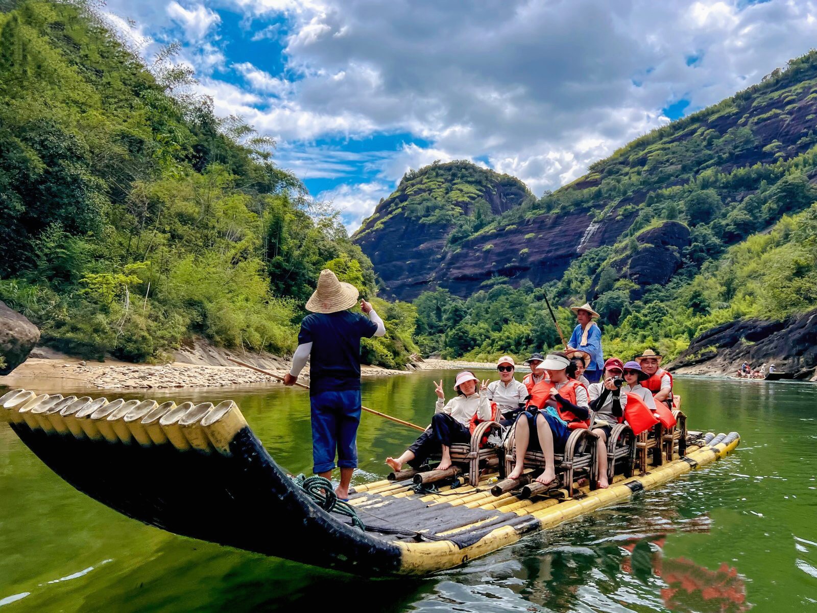 团队登山协作，展现集体旅行活力