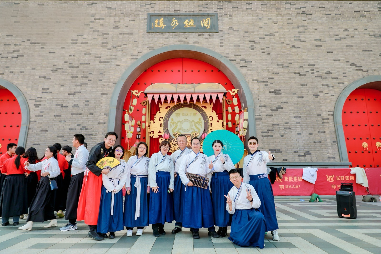 员工围坐交流，体验协作创新氛围