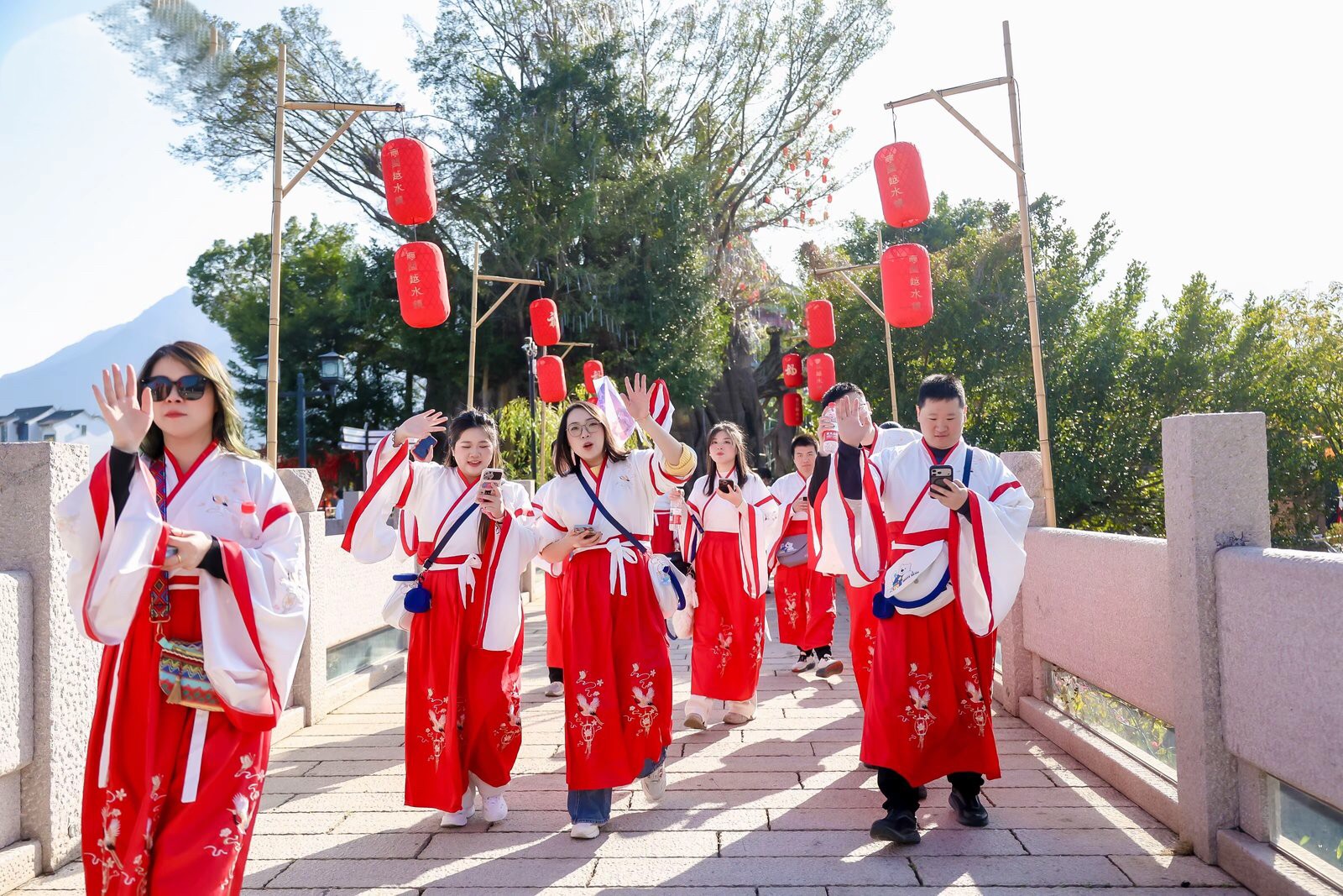 员工扮演侦探角色，沉浸马年剧本杀推理