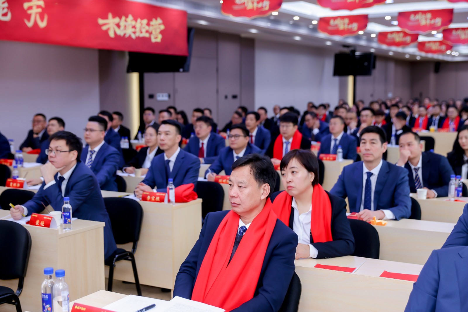 会议室中众人围桌洽谈合作